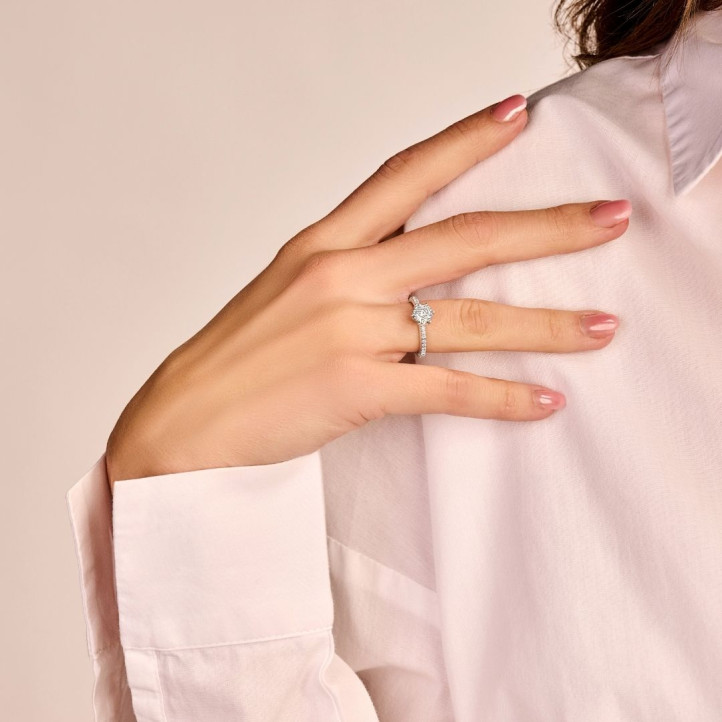 0.90 Karat Solitärring aus Gelbgold mit kleinen Diamanten