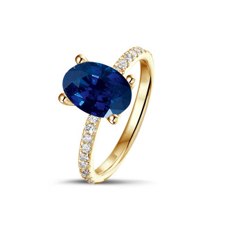 Ring aus Gelbgold mit ovalem Saphir und kleinen Diamanten