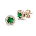 Diamantene Halo Ohrringe aus Rotgold mit Smaragd