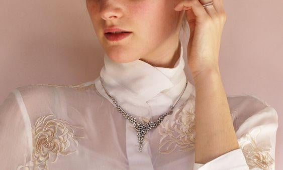 Elegant diamond necklace with round diamonds 