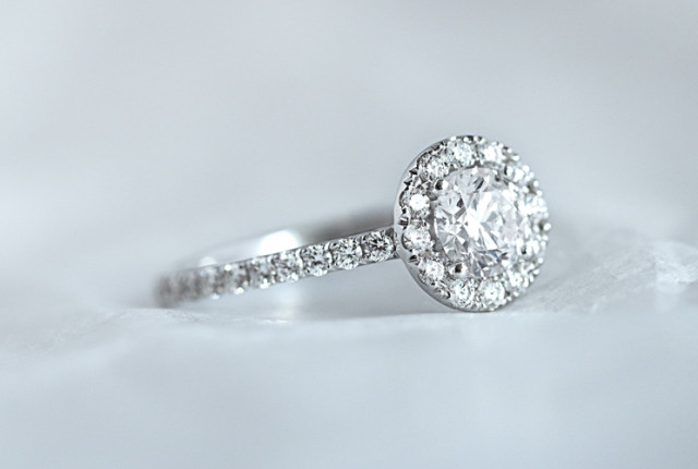 Weißgold-Verlobungsring mit rundem Diamanten, Halo-Fassung und pavébesetztem Ring