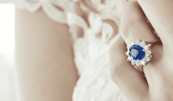 Platinring mit blauem Saphir im Krappenbesatz, umgeben von funkelnden Diamanten
