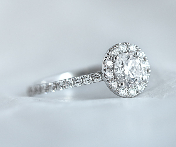 Runder Diamant-Verlobungsring aus Weißgold mit Pavé-Fassung und zentralem Solitär
