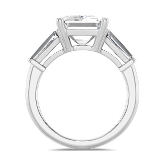 Maßgefertigter Schmuck - Maßgefertigter Trilogie-Ring mit einem Diamanten im Smaragdschliff und konischen Baguettes