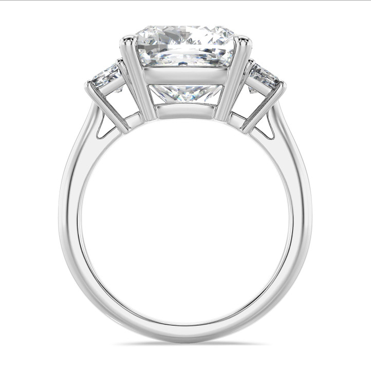 Maßgefertigter Trilogie-Ring mit einem Diamanten im Kissenschliff