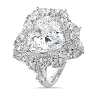 Maßgefertigter Entourage-Ring mit einem herzförmigen Diamanten