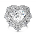Maßgefertigter Entourage-Ring mit einem herzförmigen Diamanten