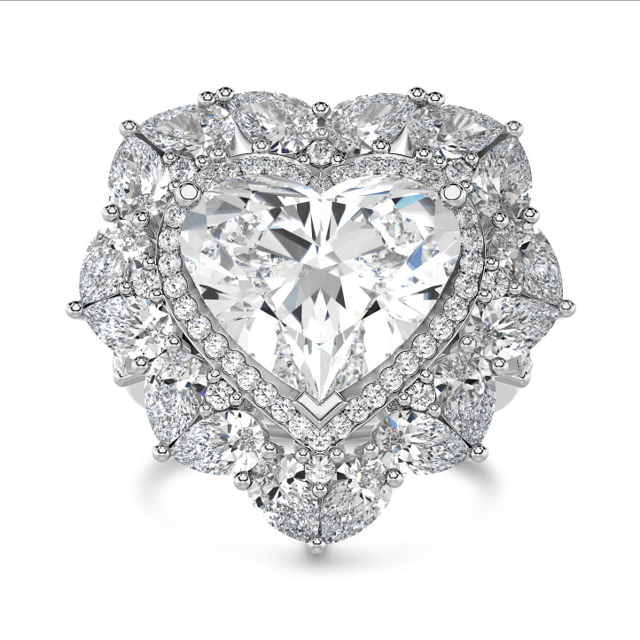 Maßgefertigter Entourage-Ring mit einem herzförmigen Diamanten