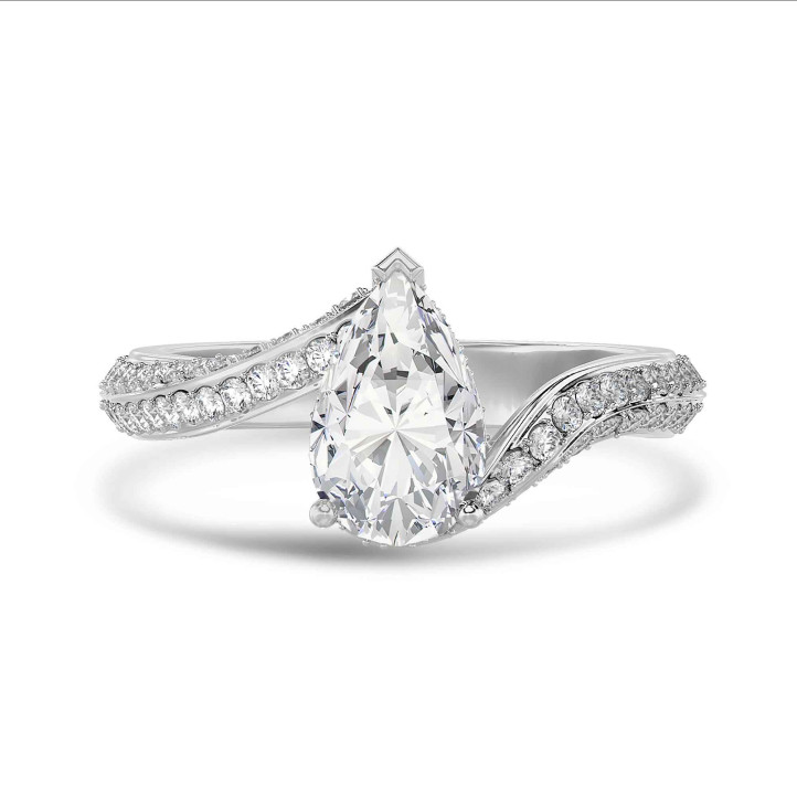 Maßgefertigter Solitärring mit einem Diamanten im Tropfenschliff und geschwungenem Ringband