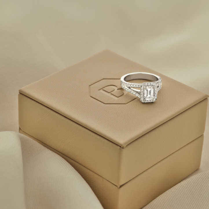 1.00 Karat Solitärring aus Gelbgold mit Diamant im Smaragdschliff und kleinen Diamanten