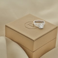 1.00 Karat Solitärring aus Rotgold mit Diamant im Smaragdschliff und kleinen Diamanten