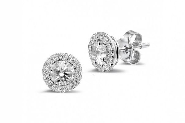 Drei Varianten von Diamant-Halo-Ohrringen, die elegant angeordnet sind und für exklusive Handwerkskunst stehen.