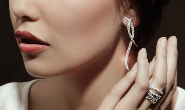 elegante Dame mit Ohrringen und passendem Ring