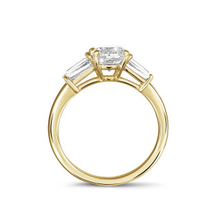 Ringe - 2.00 Karat Trilogie-Ring aus Gelbgold mit einem runden Diamanten und konischen Baguettes