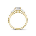 2.00 Karat Trilogie-Ring aus Gelbgold mit Prinzessdiamant und konischen Baguettes