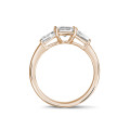 1.50 Karat Trilogie-Ring aus Rotgold mit Diamant im Smaragdschliff und konischen Baguettes