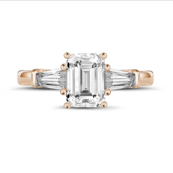 1.50 Karat Trilogie-Ring aus Rotgold mit Diamant im Smaragdschliff und konischen Baguettes