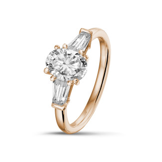 Ringe - 1.50 Karat Trilogie-Ring aus Rotgold mit ovalem Diamant und konischen Baguettes