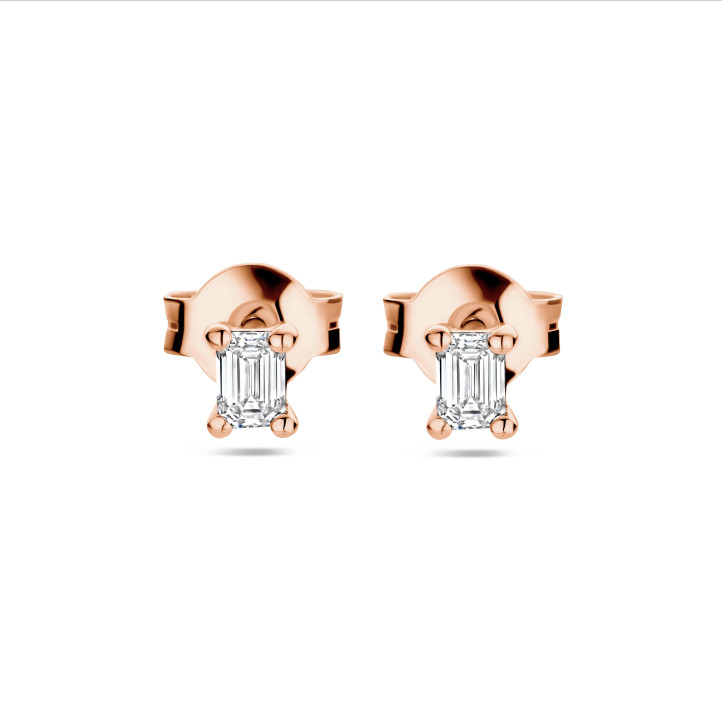 0.30 Kt Solitär-Ohrringe mit Smaragdschliff-Diamanten in Rotgold