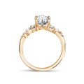 1.20 Karat Solitär-Cluster-Ring aus Rotgold mit ovalem Diamant