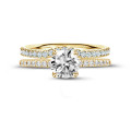 1.00 Karat Solitärring aus Gelbgold mit kleinen Diamanten