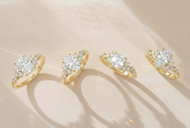 Vier Gelbgold-Ringe mit Cluster-Design, besetzt mit Diamanten in verschiedenen Schliffen