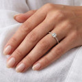 1.00 Karat Solitärring mit Diamant im Asscher-Schliff aus Rotgold mit kleinen Diamanten