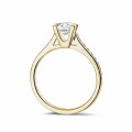 0.70 Karat Diamant Solitärring aus Gelbgold mit kleinen Diamanten