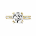 2.50 Karat Diamant Solitärring aus Gelbgold mit kleinen Diamanten