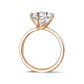 2.50 Karat Diamant Solitärring aus Rotgold mit kleinen Diamanten