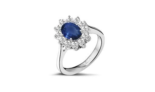 Platinring mit ovalem blauem Saphir, umgeben von funkelnden Diamanten im floralen Halo-Design