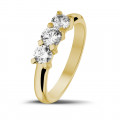 0.75 Karat Trilogiering mit runden Diamanten aus Gelbgold
