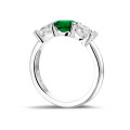 Trilogie Ring aus Weißgold mit zentralem Smaragd und 2 runden Diamanten