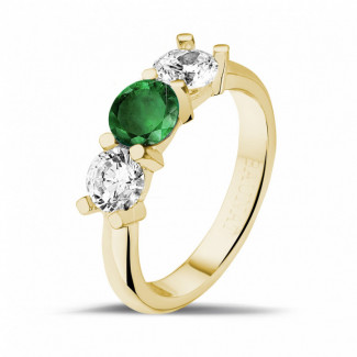 Verlobung - Trilogie Ring aus Gelbgold mit zentralem Smaragd und 2 runden Diamanten