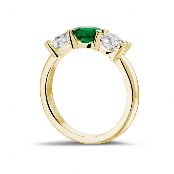 Trilogie Ring aus Gelbgold mit zentralem Smaragd und 2 runden Diamanten
