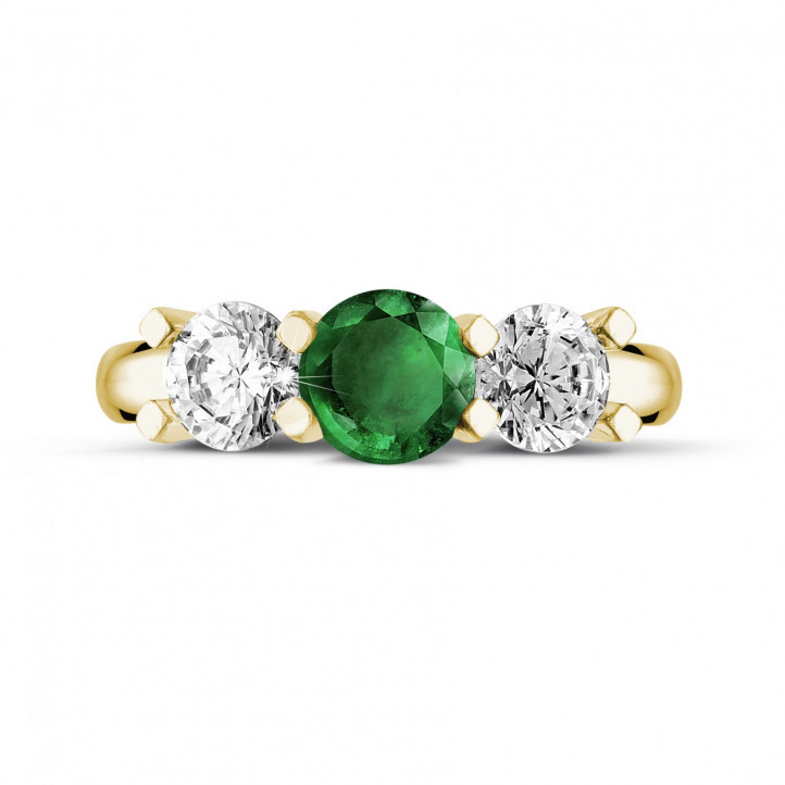 Trilogie Ring aus Gelbgold mit zentralem Smaragd und 2 runden Diamanten