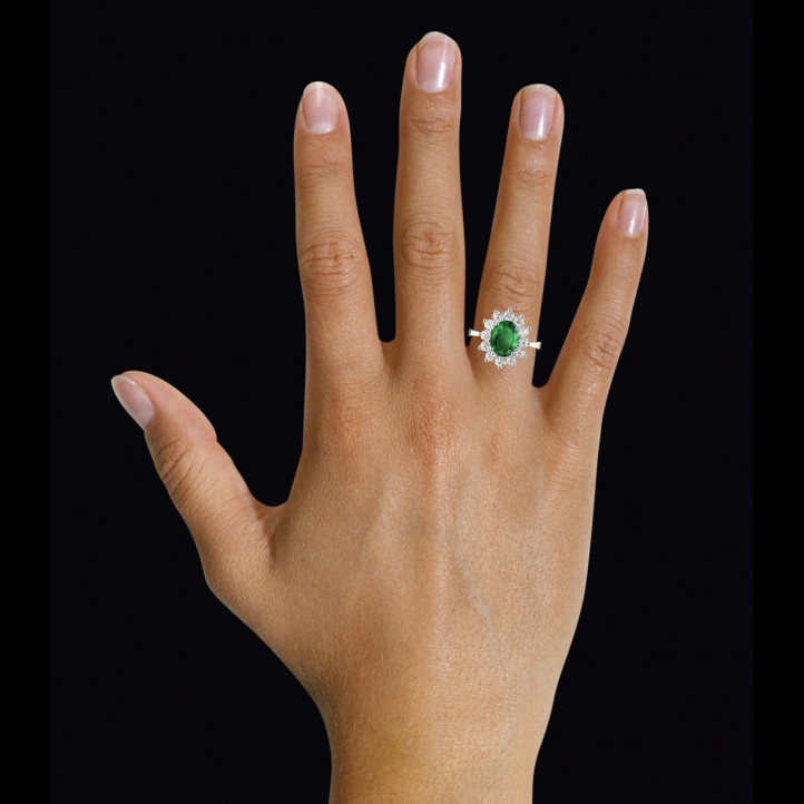 Entourage Ring aus Platin mit ovalem Smaragd und runde Diamanten