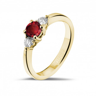 Trilogie Ring aus Gelbgold mit zentralem Rubin und 2 runde Diamanten