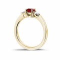Trilogie Ring aus Gelbgold mit zentralem Rubin und 2 runde Diamanten