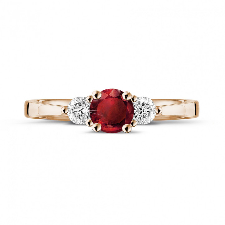 Trilogie Ring aus Rotgold mit zentralem Rubin und 2 runde Diamanten