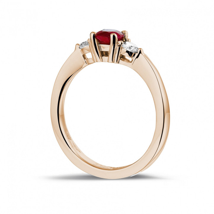 Trilogie Ring aus Rotgold mit zentralem Rubin und 2 runde Diamanten