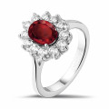 Entourage Ring aus Platin mit ovalem Rubin und runde Diamanten