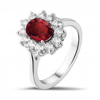 Verlobung - Entourage Ring aus Platin mit ovalem Rubin und runde Diamanten
