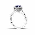 Entourage Ring aus Platin mit ovalem Saphir und runde Diamanten