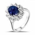 Entourage Ring aus Platin mit ovalem Saphir und runde Diamanten