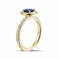 Halo Solitärring aus Gelbgold mit rundem Saphir und kleinen runden Diamanten