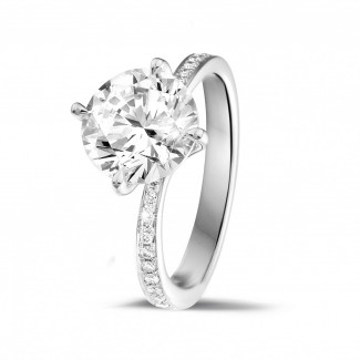 2.50 Karat Diamant Solitärring aus Platin mit kleinen Diamanten