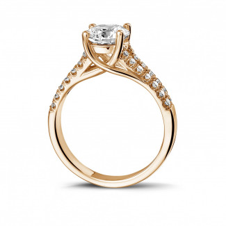 Ringe - 1.00 Karat Diamant Solitärring aus Rotgold mit kleinen Diamanten