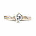 0.50 Karat Diamant Solitärring aus Rotgold mit Prinzessdiamant und kleinen runden Diamanten