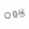 OO-Ohrringe aus Platin mit kleinen runden Diamanten